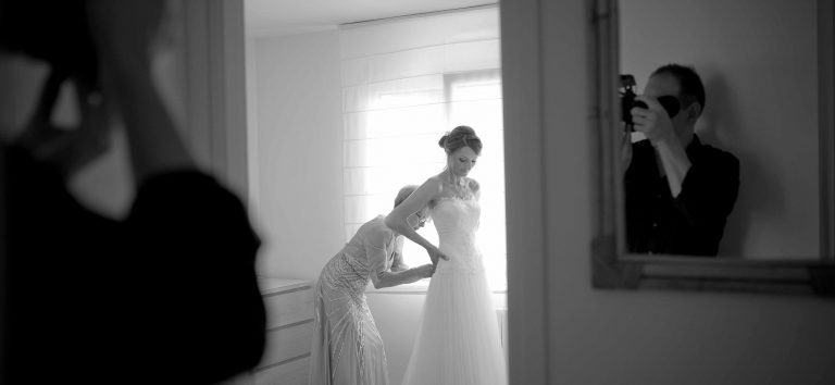 Moment discret durant els preparatius d'un casament