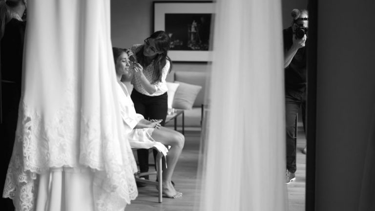 Equip filmant discretament durant els preparatius